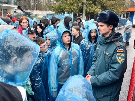 Пожарные и спасатели провели занятие в оздоровительном лагере Волоколамска