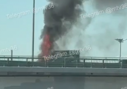 «ГАЗель» загорелась на мосту в Воронеже