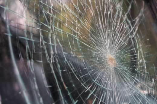 Неизвестные обстреляли машину во дворе многоэтажки в Воронеже