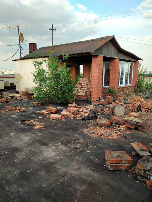 На крыше московской высотки на Фрунзенской набережной обнаружили небольшой дом
