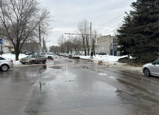 В Воронеже перекроют улицу, на которой за сутки несколько машин ушли под землю