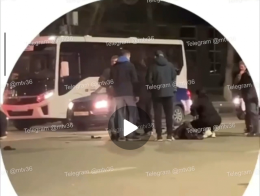 Легковушка сбила насмерть воронежца, перебегавшего дорогу по «зебре» на красный