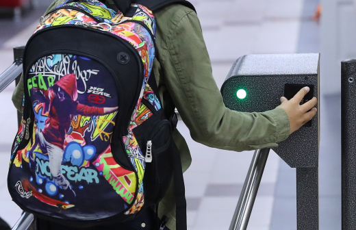 Депутат ГД Гусев призвал проверить турникеты из-за происшествия в школе в Москве