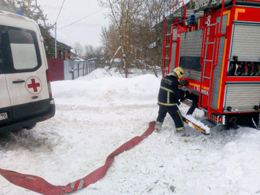 Пожарные 38-ой части выручили машину 