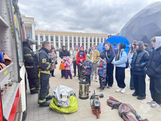 Сотрудники МЧС в Королеве приняли участие в фестивале «Город профессий»