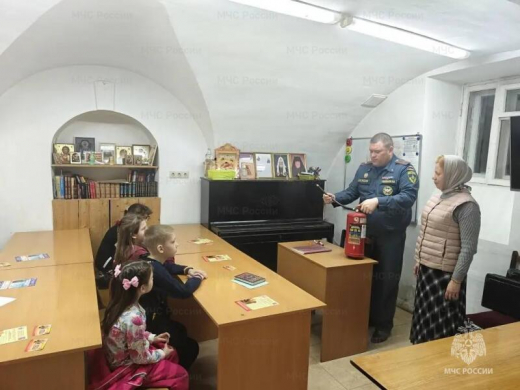 Сотрудники МЧС встретились с юными прихожанами Троицкого храма в Балашихе