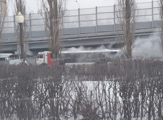 Автобус вспыхнул на Остужевском кольце в Воронеже