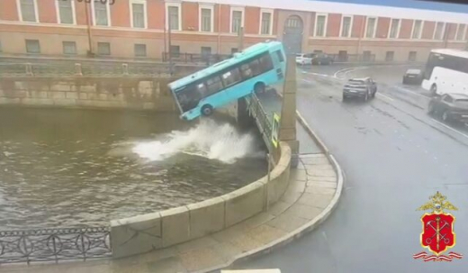 В Санкт-Петербурге автобус рухнул с моста: погибли три человека