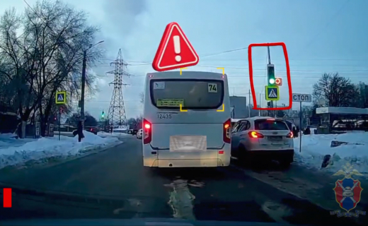 Водитель автобуса рискнул жизнями пассажиров, проехав на красный в Воронеже