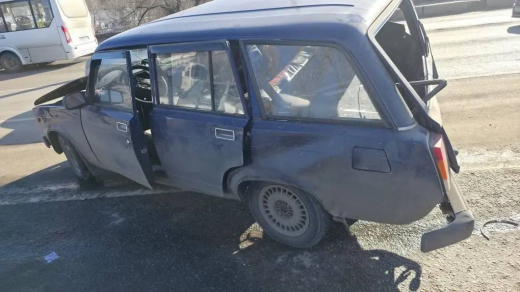 Иномарка врезалась в сломанную «четвёрку» на мосту в Воронеже