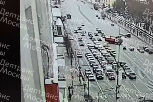 В Москве столкнулись автобус и грузовик, восемь человек пострадали