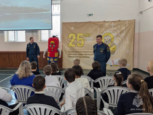 Сотрудники МЧС продолжают обучать школьников Подмосковья основам безопасного поведения и знакомить со своей профессией
