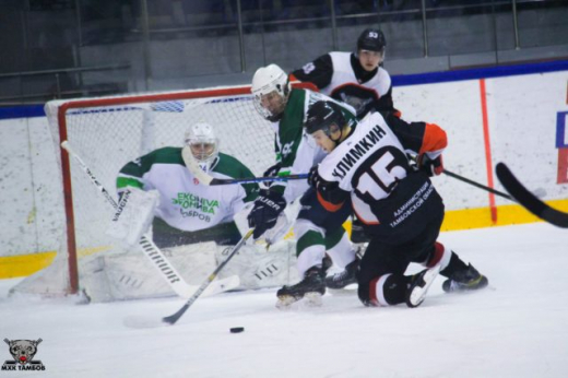 Хоккеисты из Боброва дважды в гостях обыграли лидера сезона