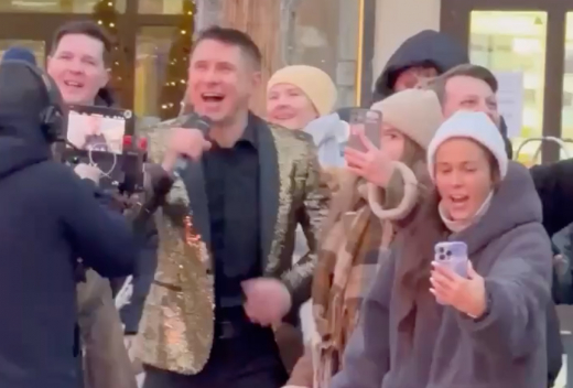 Шоумен Тимур Батрутдинов спел в караоке перед прохожими на Новом Арбате