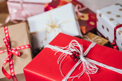 Россияне назвали топ самых бесполезных подарков на праздники