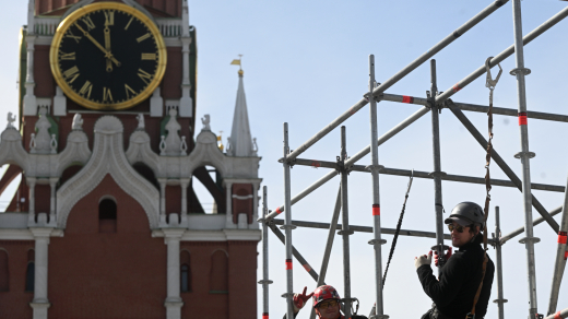 Трибуны и декорации начали монтировать к параду Победы на Красной площади в Москве