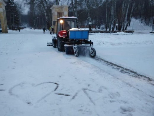 В скверах и парках Воронежа идёт уборка снега