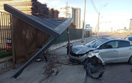 Автомобиль Kia Rio протаранил остановку в Воронеже: пострадал водитель
