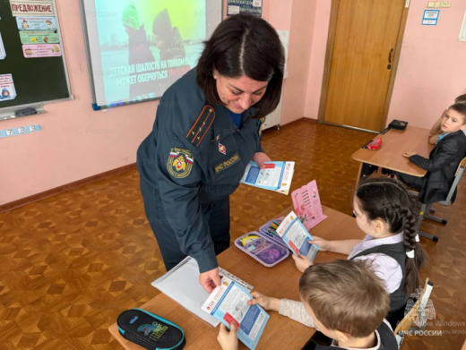 Сотрудники МЧС России в преддверии каникул проводят уроки безопасности на льду для школьников в Зарайске и Серебренных Прудах