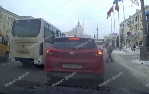 Водитель автобуса высадил пассажиров под колёса машины в Воронеже