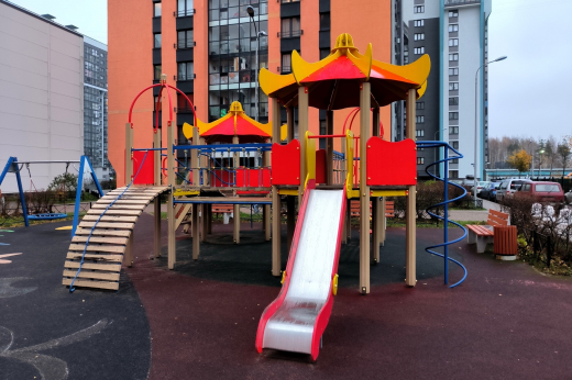 Тело северокорейца два часа лежало на детской площадке в Новой Москве