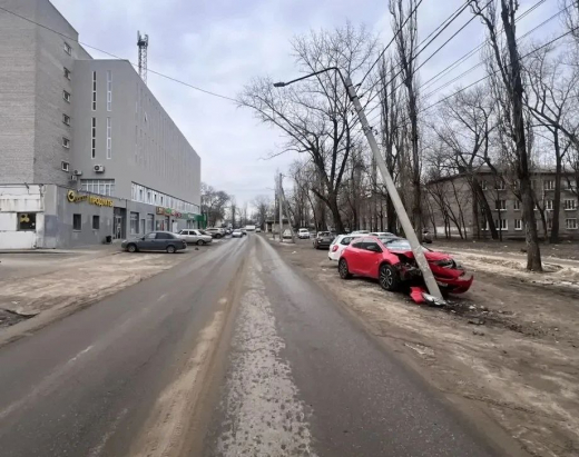 Девушка на «Опеле» влетела в столб, пытаясь избежать ДТП в Воронеже
