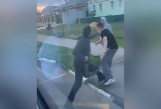 Уголовное дело возбудили после попавшей на видео драки мужчины и подростка в Воронеже