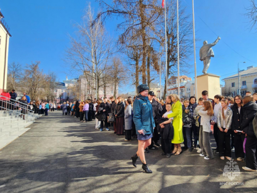 Школьники Серпухова закрепили навыки эвакуации