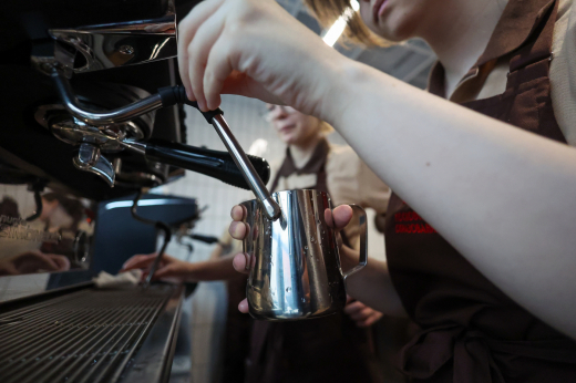 Московская кофейня придумала наливать раф в батон докторской колбасы