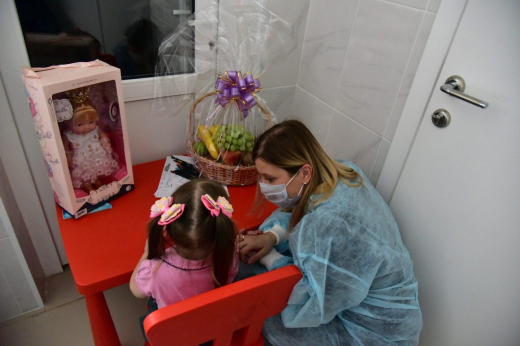 Запертую на 3 дня девочку передали в новую семью в Воронеже