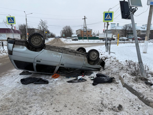 Вещи разлетелись, авто оказалось на крыше: пьяный юноша устроил ДТП в Воронежской области
