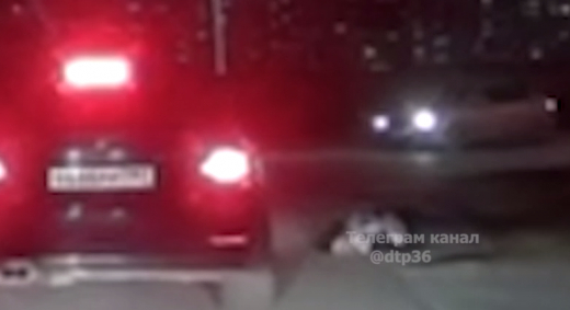 В Воронеже подросток рухнул на проезжую часть под колёса авто и попал на видео
