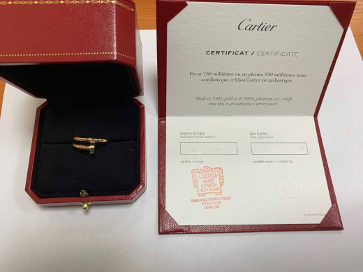 У пассажира из ОАЭ изъяли украшения Cartier на 5,5 миллиона рублей