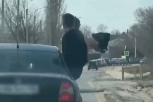 Голые выходки пассажиров обернулись штрафом для воронежского автомобилиста