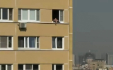 Процесс принятия москвичом солнечных ванн не выходя из дома попал на видео