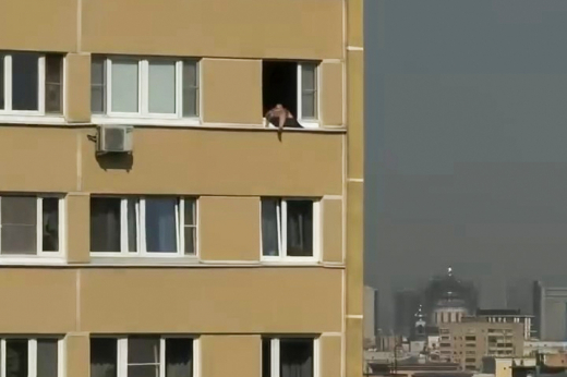 Процесс принятия москвичом солнечных ванн не выходя из дома попал на видео
