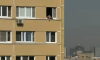 Процесс принятия москвичом солнечных ванн не выходя из дома попал на видео