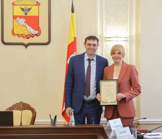 «За каждым проектом у нас стоят люди»: мэр Воронежа вручил награды первому заместителю Инне Шеиной