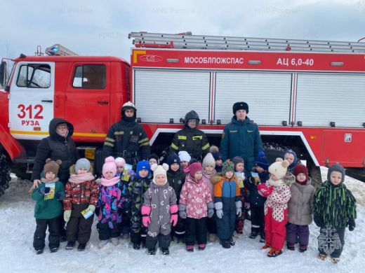 Пожарные и спасатели провели занятие с юными жителями Рузы