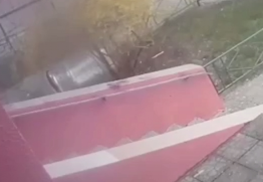 Штормовой ветер сорвал трубу с крыши многоэтажки в Воронеже