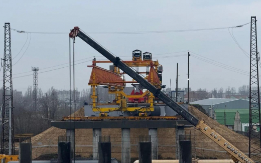 «Россошанское ДРСУ № 1» вышло на монтаж пролетов при реконструкции «горбатого» моста в Россоши