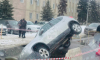 В Воронеже кроссовер влетел в провал на проезжей части