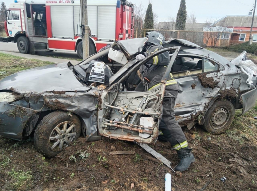 Иномарка вылетела с дороги и впечаталась в столб под Воронежем: есть погибший