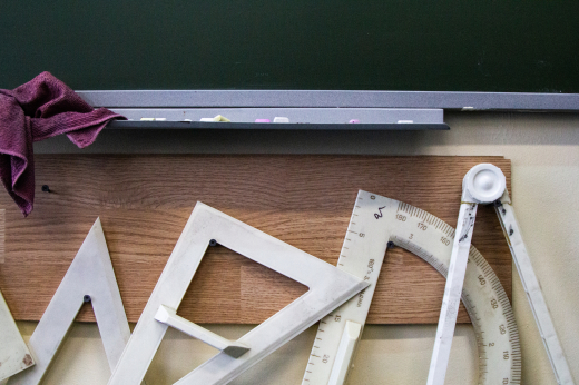 В школе Москвы ученик на уроке оскорблял учителя и пригрозил ему увольнением