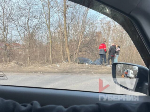 В Воронеже потерявшая управление иномарка снесла бетонный столб