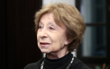 84-летнюю актрису Лию Ахеджакову заметили гуляющей по Москве