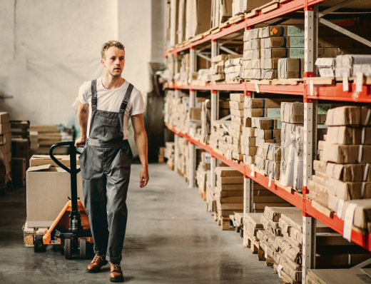 Первый день – 7 тысяч рублей, а потом – штраф: в чём подвох высоких зарплат на складах маркетплейсов