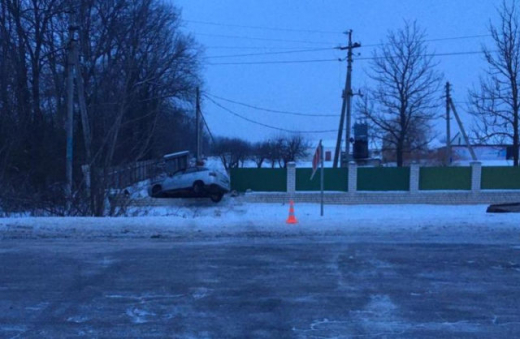 Пьяный автомобилист снёс знак и въехал в забор в Воронежской области