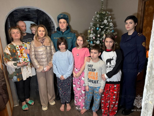 Автономные пожарные извещатели и новогодние подарки вручены многодетным семьям в Чехове