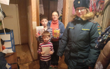Сотрудники МЧС России поздравили многодетные семьи Каширы в Новым годом